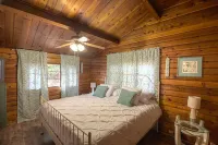 Lake Cabin with an Amazing View Hotels in Lacey