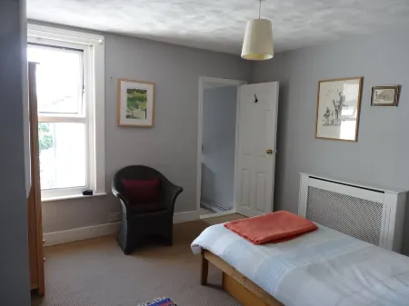 Two minutes from beach. Cosy pet-friendly cottage in cool location with garden. Отели в г. Уайтстейбл