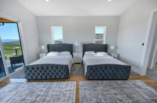 LAKE EFFECT LODGE, Full Ideal Beach Access: Pool~Hot Tub~Mini Golf~Sports~Games