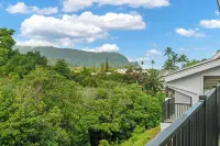 Top floor 1BR with AC, beach gear, lanai, and mountain views. Walk to the beach! - Mountain view