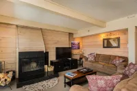 Great Rates, Easy access, 2BR, 2BA, Condo with outstanding view.  Pool &Hot Tub