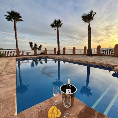 "CasaBlanca" Rural Villa with pool and barbecue.