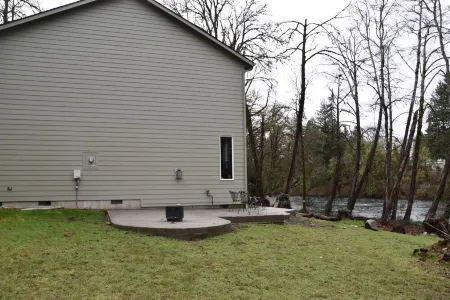 Large Family Friendly House on the Santiam River w/ Hobbit Door!