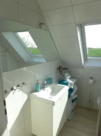 Bright, friendly top floor apartment with WLAN, 15 min. walk to the beach.