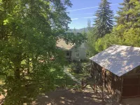 Gorgeous Guest House, Mature Setting, 1 Minute to the Lake.