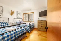 BEAUTIFUL CABIN IN THE PINES :)