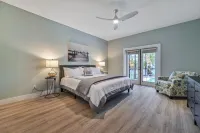 🌴Beautiful 4 bedroom, 2 bathroom, Den and private heated saltwater pool. 🌴
