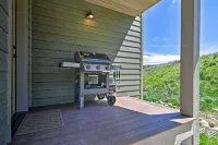 Great location with view and private hot tub!  Well-equipped 3 bedroom.