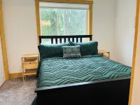 BRAND NEW! 2 Bedroom Cabin Minutes from Mt Rainier National Park!