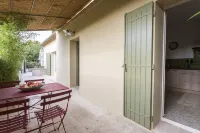 Village house with swimming pool in the Alpilles