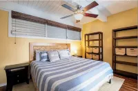 Cozy Kona condo walking distance to the beach, shops and restaurants.