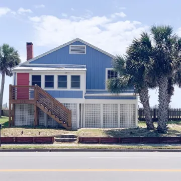 Beachfront 3bed 2bath sleeps 8. ‘25 amenity pass, linens included.