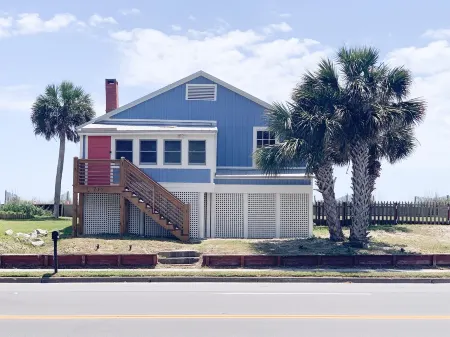 Beachfront 3bed 2bath sleeps 8. ‘25 amenity pass, linens included.