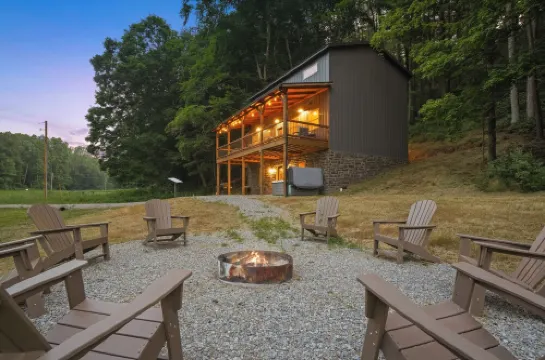 Modern Rustic Retreat ~Newly Built with Hot Tub and EV Charger, ~6mi to Ash Cave