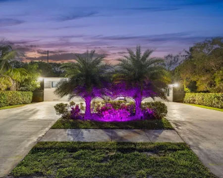 4BR Oasis w/heated pool & arcade!  Pet friendly, groups, couples & families! Hotels in Golden Glades