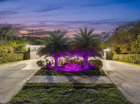 4BR Oasis w/heated pool & arcade!  Pet friendly, groups, couples & families!