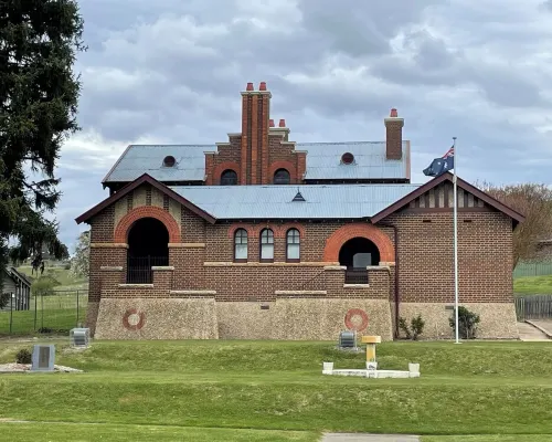 Enjoy Alpine Lifestyle at Mesley Manor, in heart of Omeo, close to Bike Trails Hotels in Omeo