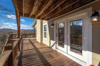 Majestic Mtn & Valley Views, Hot Tub+Fire Pit, Fireplace, Grill, 30 Mins to Avl!