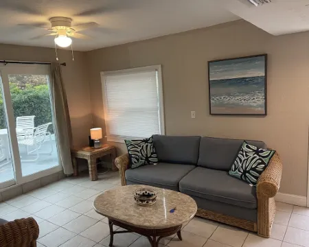 Ocean Front with Patio and Private Beach Access 墨爾本海灘酒店