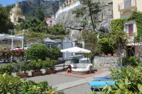 Luxury beach escape: relaxation and charm in Positano. Sea Suite 50 steps from the sea.