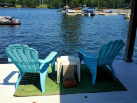 GO JUMP IN THE LAKE at this lovely waterfront home! 庫庫酒店