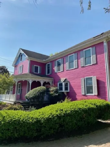 Spacious, Well-Kept, Clean Home an Easy Walk/Bike to Town and Beach.