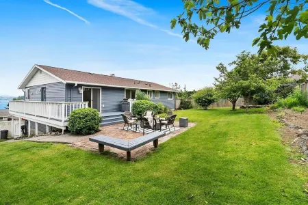 Panoramic views, walking distance to downtown and NEW AC