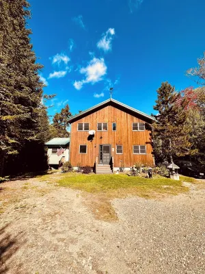 Huge Lakefront Cabin | Sleeps 12| King Bed| Dock| Ski Saddleback| Snowmobile|