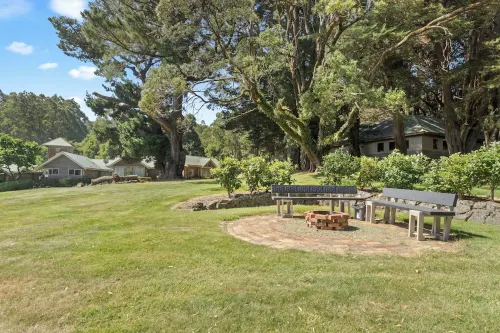 Escape to the Otway Nest, a Deluxe Cottage in the Great Otway National Park. Hotels in Tanybryn