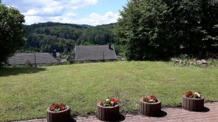 Garden view vacation apartment with garden & terrace on a hillside in Dahner Felsenland