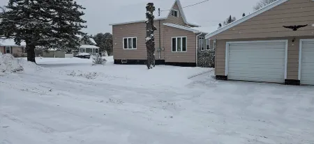 Snowmobile, UTV trails, Fishing in a charming 3-bedroom house in Republic