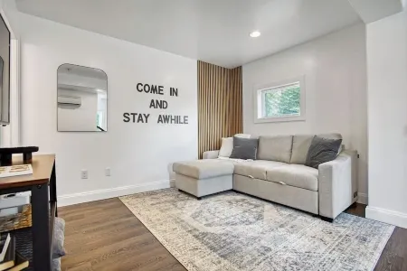 Cozy Apt with King Bed - Full Kitchen - Desk Area