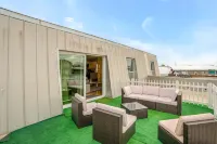 Luxury 2BD Oceanfront Condo + Private Parking, 2 Minute Walk to the Beach!