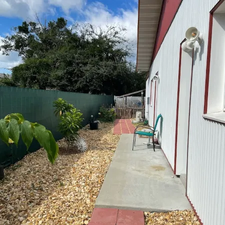Studio, Private Entrance, fenced in quiet corner, pets ok, large Parking area