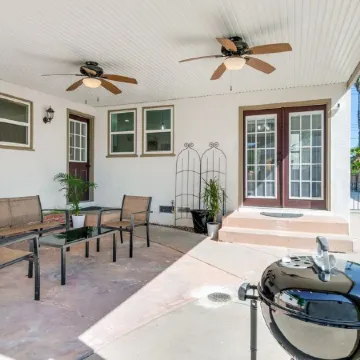 *Family Getaways* Charming Pool Home by Downtown