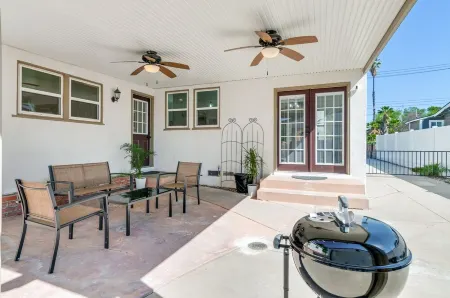 *Family Getaways* Charming Pool Home by Downtown Отели рядом с достопримечательностью «Калифорнийский университет в Риверсайде»