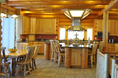 Alton Lodge / Spacious Log Home on beautiful, quiet 20 acres with large Kitchen