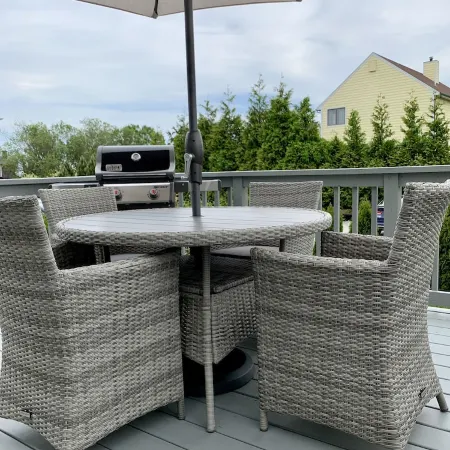 Cozy Summer Cottage minutes from Narragansett Beaches Отели рядом с достопримечательностью «Маяк Пойнт-Джудит»