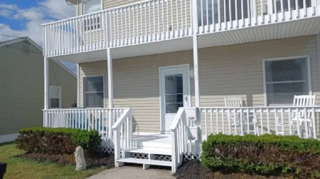 Newly Renovated 3BD/2BTH, 1 BLK to Beach