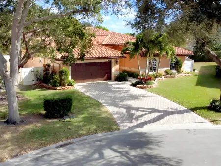 Spacious 4-bedroom house in brilliant Coral Springs with AC Отели рядом с достопримечательностью «Парк Орчид»