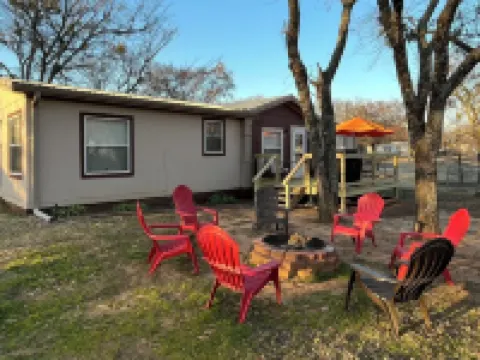 Lake Texoma RetreatSleeps 9 • FirePit • 2mi to Marina