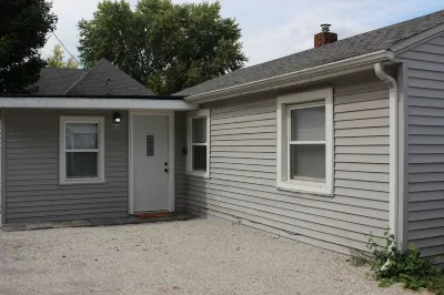 1 bed1 bath house, less than 1mile to Union Hospital Hotels near Indiana State University