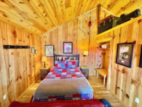 Sylamore Depot Cabin # 302 山景城酒店