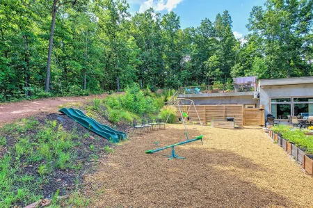 Hilltop Terrace 2 Br,1.5 BA Guest Apartment 1.5 Miles from I-75.