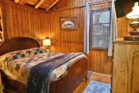 Romantic Cozy (Heated/AC) Clean Cabin Near Ohio Side Pymatuning Lake
