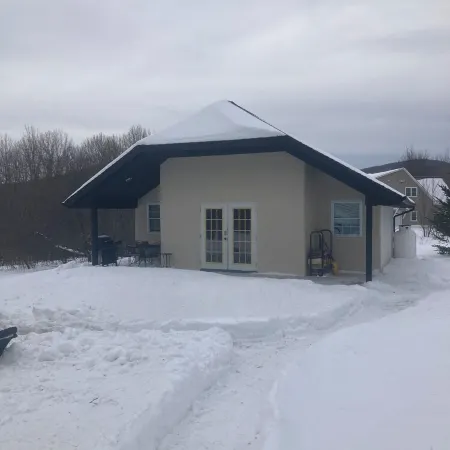 Charming Straw Bale Cottage Near Jay Peak – Cozy, Romantic, and Stylish Escape Отели в г. Джей