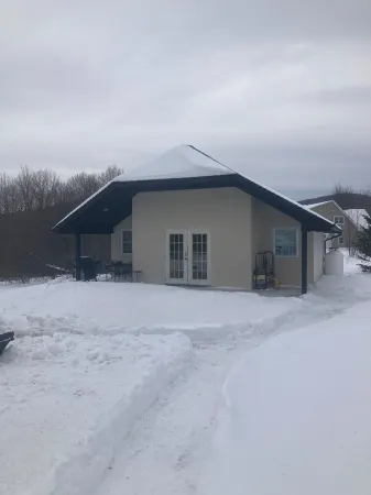 Charming Straw Bale Cottage Near Jay Peak – Cozy, Romantic, and Stylish Escape Отели рядом с достопримечательностью «Джей Пик Резорт»