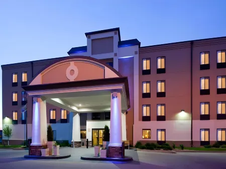 Holiday Inn Express Fargo-West Acres Отели рядом с достопримечательностью «Тандер Роуд»