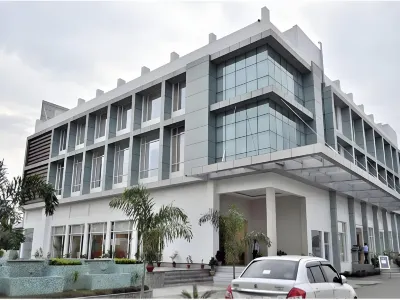 The Grand JBR Hotel 곰티 나가르 주변 호텔