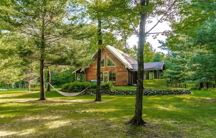 Lulu’s Lodge: Cozy Woods Cabin w/ Hot Tub + Stone Fireplace